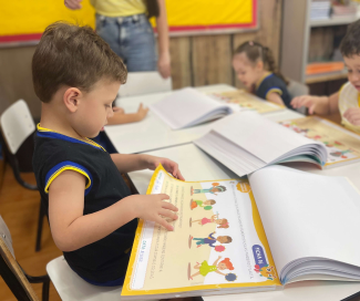 Criança estudando na SER